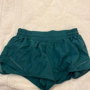 SIZE 6 DARK GREEN 2.5 IN HOTTY HOT LULU LEMON SHORTS